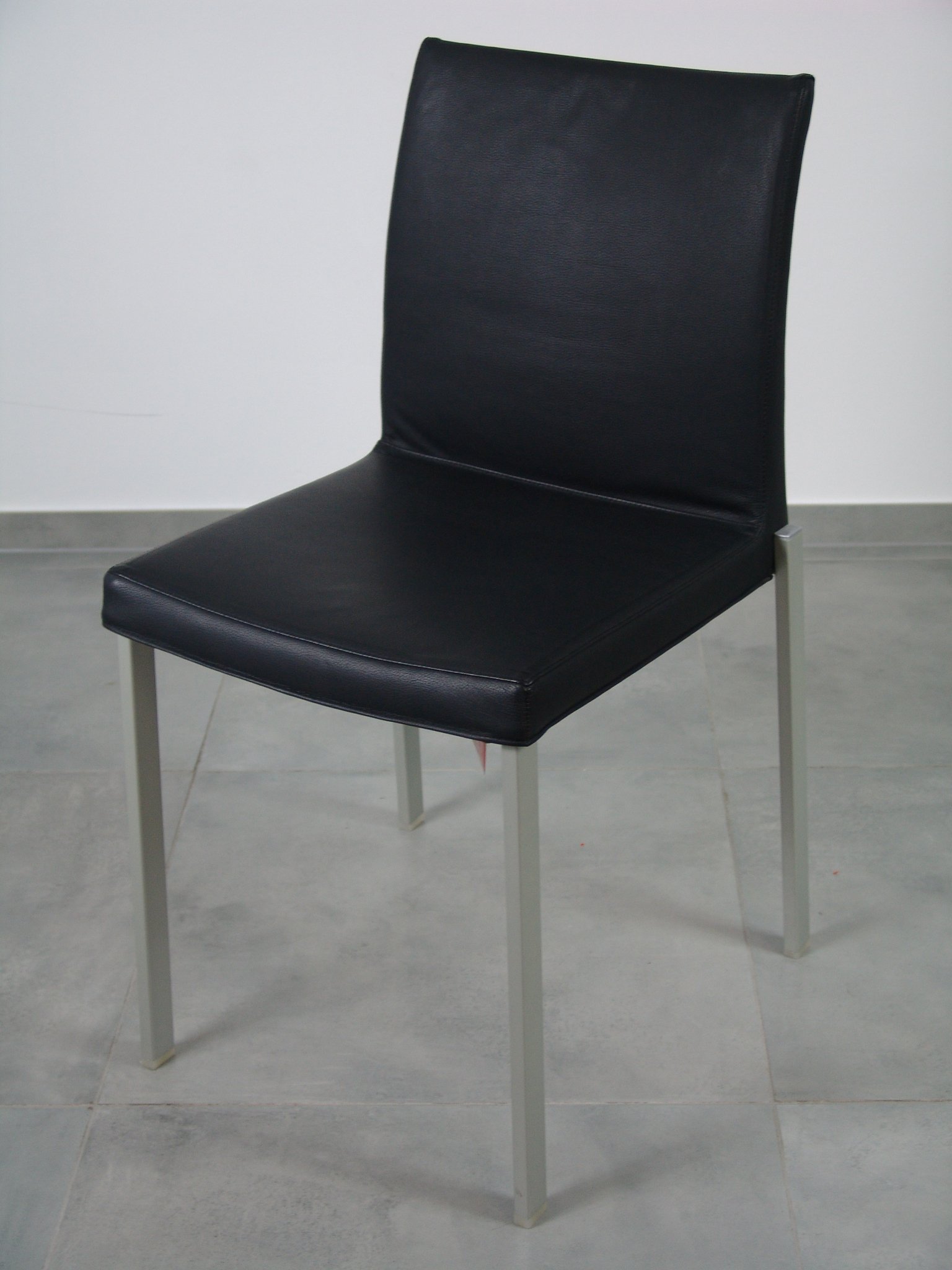 Stuhl, Sitz Leder schwarz, Gestell silberfarbig - markenmoebel-outlet.com