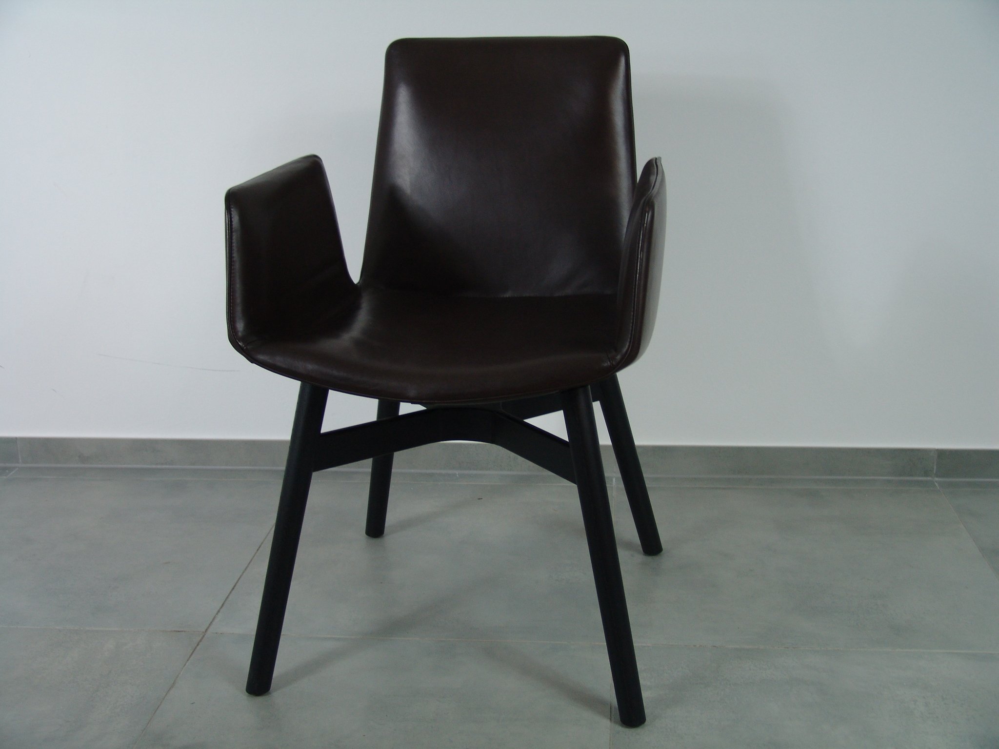 Armlehnstuhl AMELIE, Leder Oman coffee, Gestell Eiche schwarz gebeizt